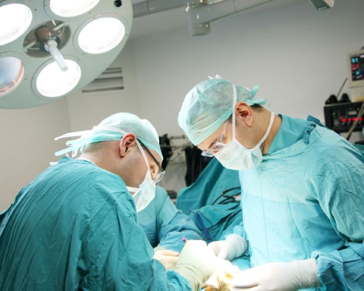 800x600-surgeons operating.jpg