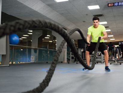800x600-man-with-battle-ropes-exercise-in-the-fitness-gym-2021-08-26-20-00-10-utc (1).jpg