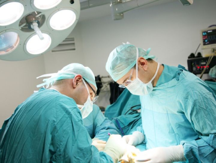 800x600-surgeons operating.jpg